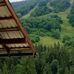 Деревянный коттедж Hillside Славское