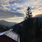 Hillside Деревянный коттедж Славское