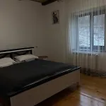 Деревянный коттедж Hillside
