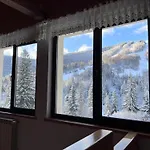 Деревянный коттедж Hillside