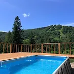 Деревянный коттедж Hillside *