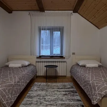 Hillside Lodge *