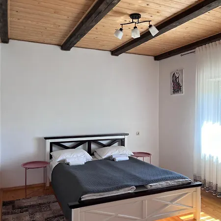 Hillside Lodge *